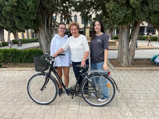 La premiada con sus entrevistadoras