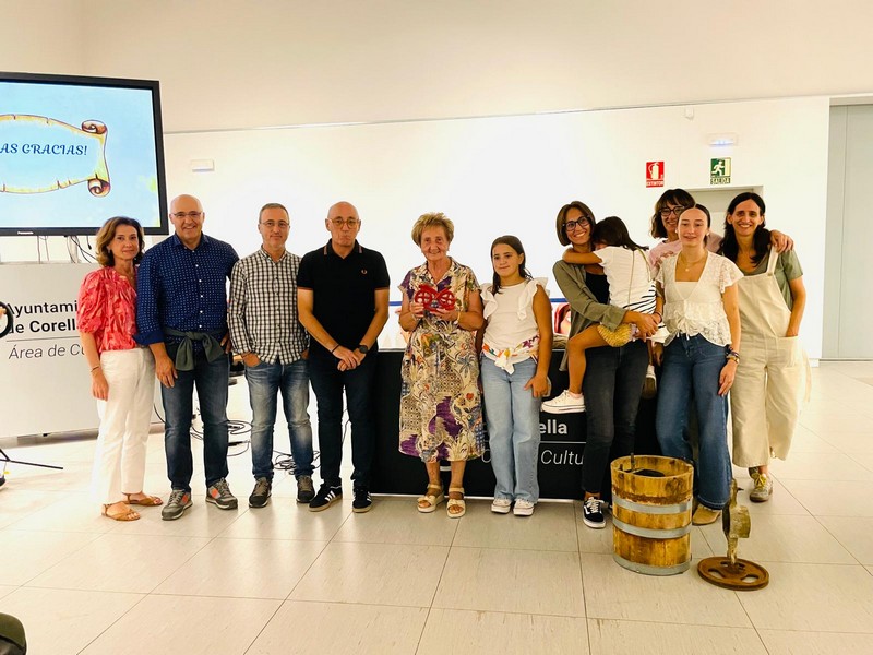 La premiada rodeada por su famila